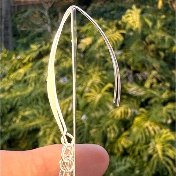 445. New .925 Sterling Silver Plating V-Shape wire Filigree Monstera Earrings - Picture 5 of 6